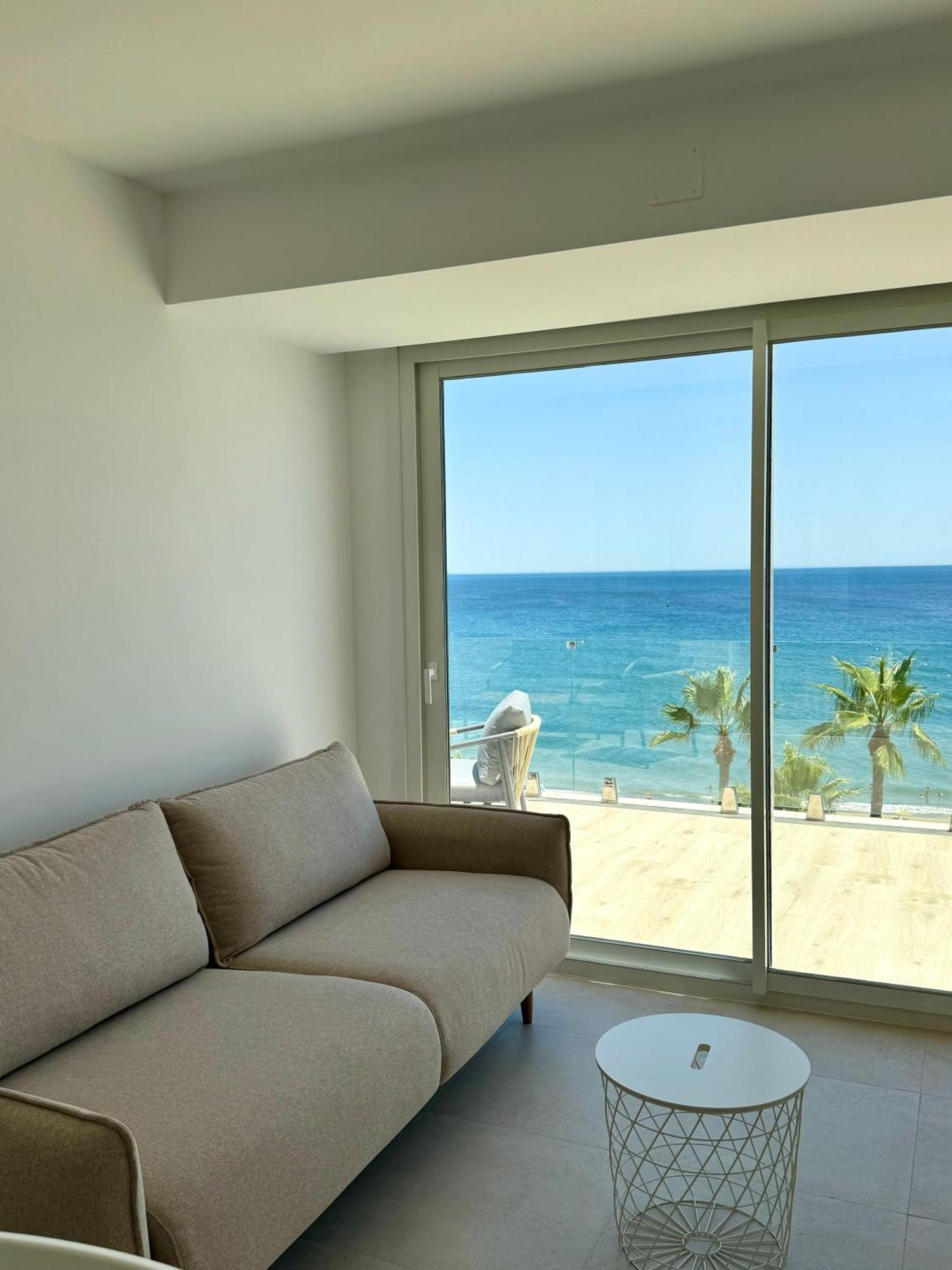 Sunnypalms - Beachfront Penthouse With Stunning Sea View Естепона Екстер'єр фото