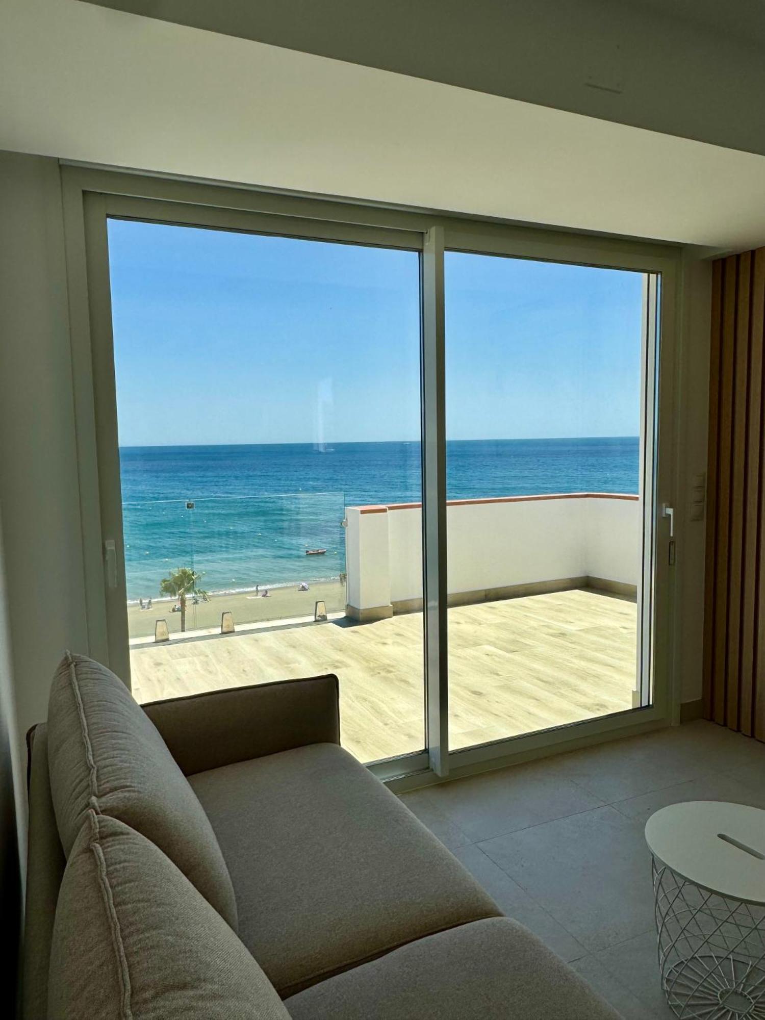Sunnypalms - Beachfront Penthouse With Stunning Sea View Естепона Екстер'єр фото