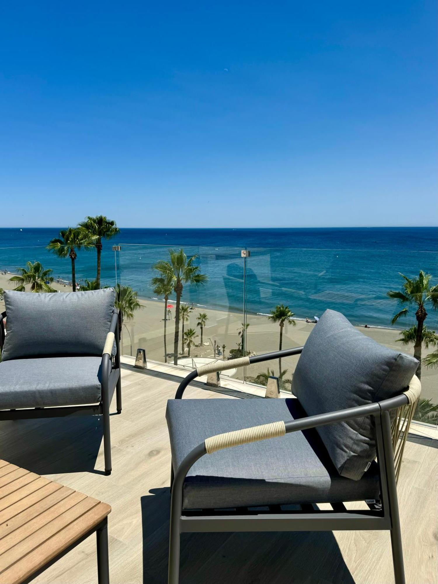 Sunnypalms - Beachfront Penthouse With Stunning Sea View Естепона Екстер'єр фото
