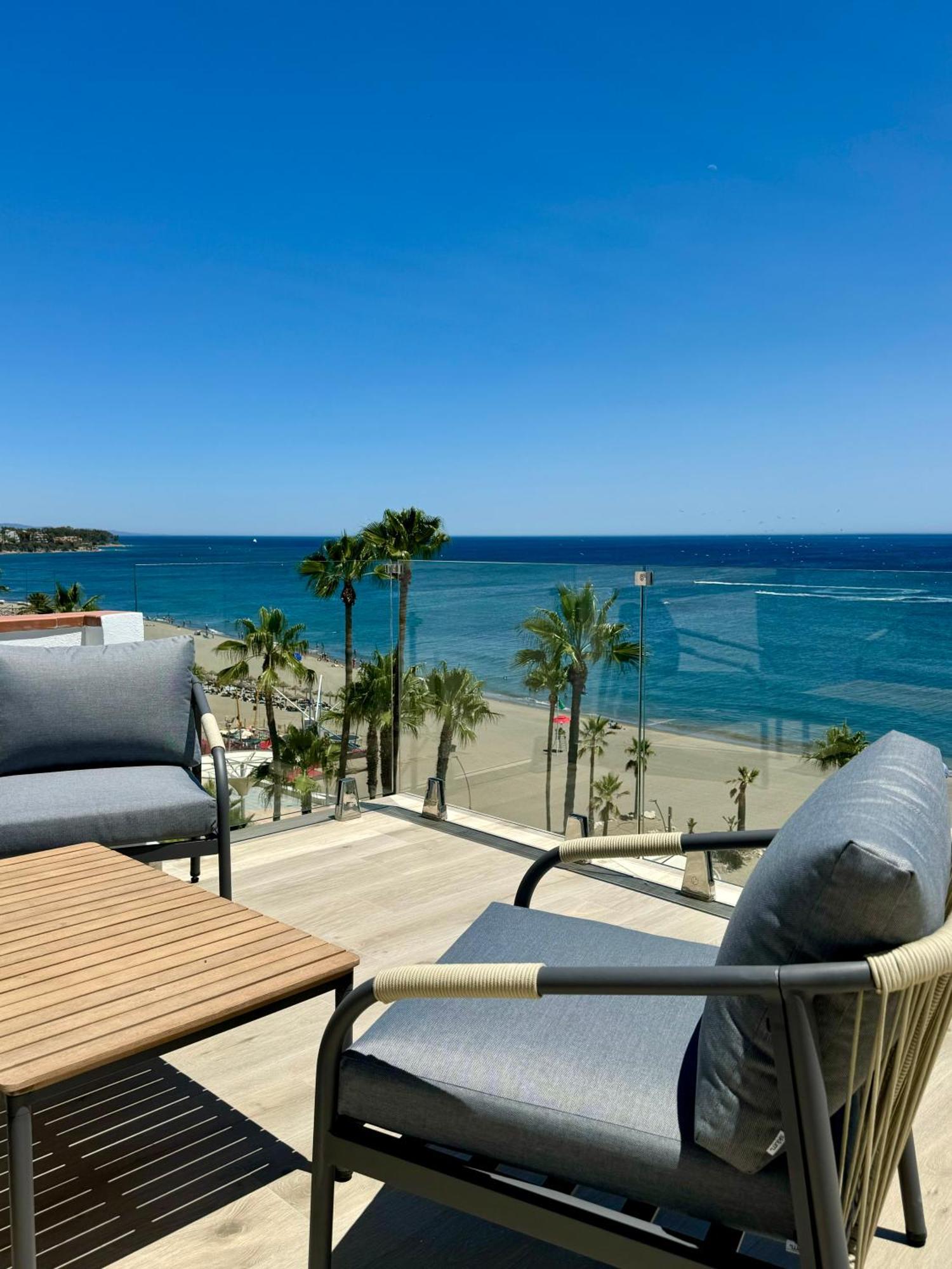 Sunnypalms - Beachfront Penthouse With Stunning Sea View Естепона Екстер'єр фото