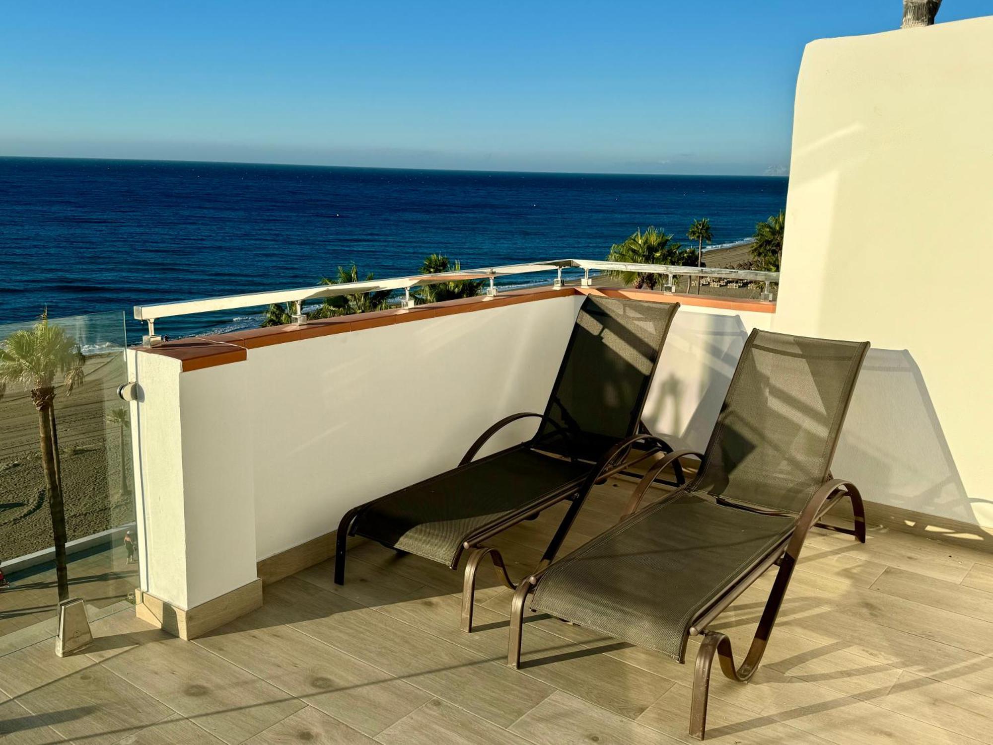 Sunnypalms - Beachfront Penthouse With Stunning Sea View Естепона Екстер'єр фото